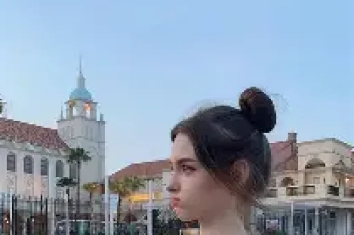 百万粉丝的网红塌房制造农村穷苦人设博同情被曝光家庭富裕